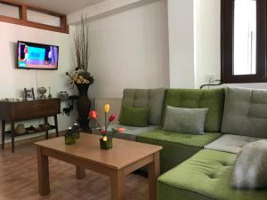 Ruang duduk di Giannoullas Luxury2Bedroom House in Kalopanagiotis