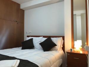Un pat sau paturi într-o cameră la Giannoullas Luxury2Bedroom House in Kalopanagiotis