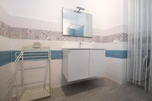 a bathroom with a sink and a mirror at Venti del Sud Appartamenti Affitti Brevi in Noto Marina +42 photos