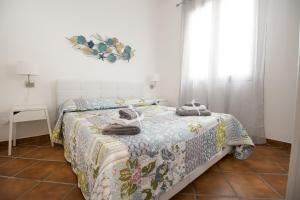 a bedroom with a bed with towels on it at Venti del Sud Appartamenti Affitti Brevi in Noto Marina