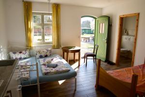Mirabellenhof- Remise في Biesenthal: غرفة معيشة مع أريكة وطاولة