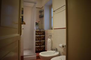 a small bathroom with a toilet and a sink at I Pupi Di Belfiore in Palermo