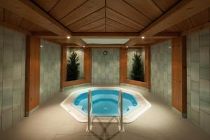 a jacuzzi tub in the middle of a room at Hotel Omesberg in Lech am Arlberg