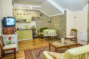 uma sala de estar com um sofá, uma mesa e uma cozinha em Апартаменты / Mieszkania / Apartments Svitlana em Truskavets