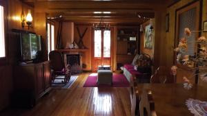 TV a/nebo společenská místnost v ubytování Chalet del frassino