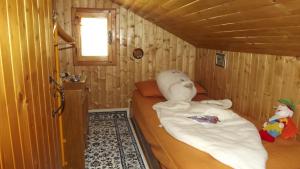 ein kleines Zimmer mit einem Bett in einem winzigen Haus in der Unterkunft Chalet del frassino in Macugnaga