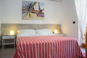 En eller flere senger på et rom på Hotel Apeneste