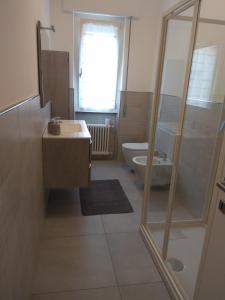 Een badkamer bij Frale House