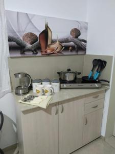 una encimera de cocina con tazones y utensilios en un estante en Quiet place, en Beʼer Ora