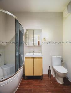 a bathroom with a sink and a toilet and a tub at P&O Apartments Namysłowska 6c in Warsaw