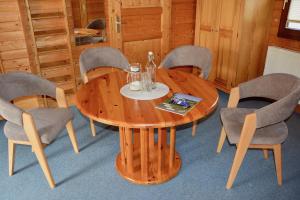 un tavolo e sedie in legno in una stanza di Blockhaus a Gnarrenburg