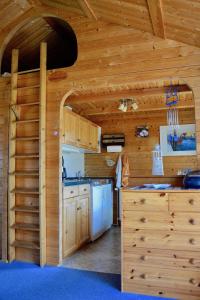 a kitchen in a log cabin with a counter top at Blockhaus in Gnarrenburg