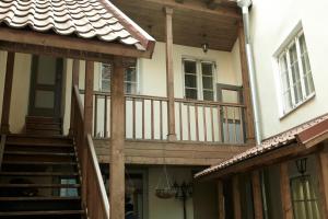 un porche de una casa con terraza de madera en CRU Hotel, en Tallin