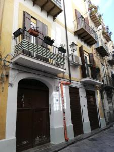 a building with two doors and a balcony at Ai Mori in Palermo