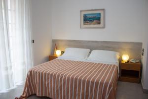 En eller flere senger på et rom på Hotel Apeneste