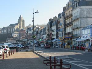 een straat met auto's aan de kant van de weg bij Entre mer et falaises in Le Tréport