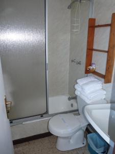 Phòng tắm tại Hostal Opapa Juan