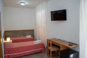 En eller flere senger på et rom på Hotel Apeneste