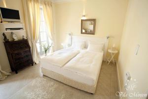 A bed or beds in a room at Luxury Rooms Minjon