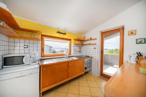 Kuchyň nebo kuchyňský kout v ubytování Apartman Skroza