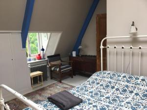 ハーレムにあるhidden pearl family homeのベッドルーム1室(ベッド1台、椅子、窓付)