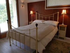 1 dormitorio con 1 cama grande con almohadas blancas en Le Pré Pigeon 86250 Charroux Vienne, en Charroux