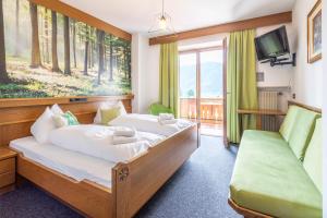 Postel nebo postele na pokoji v ubytování Guesthouse Pension Grafenstein