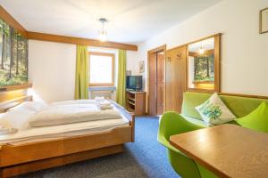 Postel nebo postele na pokoji v ubytování Guesthouse Pension Grafenstein
