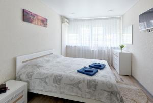 um quarto com uma cama com duas toalhas azuis em 088 Apartment near airport Zhulyan em Kiev