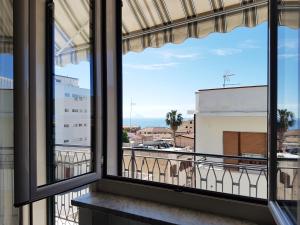 uma janela com vista para uma cidade em Belvedere em Tropea