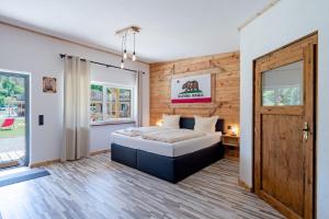 ein Schlafzimmer mit einem Bett in einem Zimmer mit Holzwänden in der Unterkunft Zündstoff-City Western-Motel in Hemfurth-Edersee