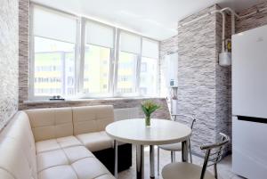 a living room with a white couch and a table at 088 квартира ЖК Щасливий , укриття в комплексі in Kyiv