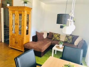 ein Wohnzimmer mit Sofa und Tisch in der Unterkunft Wurmberg Baude 1 in Braunlage + 13 Fotos