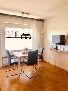 ein Esszimmer mit Tisch und Stühlen und einem Fernseher in der Unterkunft Wurmberg Baude 1 in Braunlage