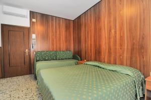 Un pat sau paturi într-o cameră la Venus Best Price