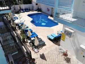 Bazén v ubytování Karbel Hotel nebo v jeho okolí