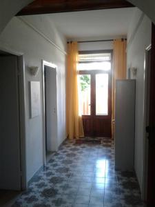 Mare&Monti II في Telti: غرفة مع مدخل مع باب وأرضية من البلاط