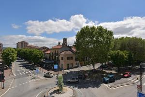 einen Luftblick auf eine Stadtstraße mit geparkten Autos in der Unterkunft Casa Dollu in Rivarolo Canavese