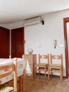 ein Wohnzimmer mit 2 Stühlen und einem Tisch in der Unterkunft Una mansarda al mare in Pineto