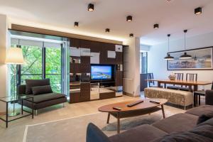 Deger 16 Residences في إسطنبول: غرفة معيشة مع أريكة وطاولة