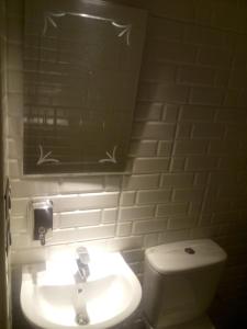 een badkamer met een witte wastafel en een toilet bij Venus Hostel in Caïro