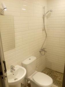 een badkamer met een toilet en een wastafel bij Venus Hostel in Caïro