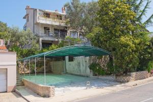 Bazén v ubytovaní Apartments Mirella alebo v jeho blízkosti