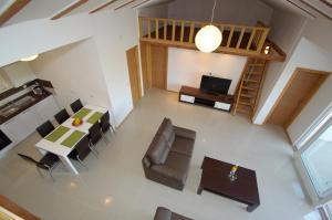 vistas panorámicas a una sala de estar con mesa y sillas en Apartments Villa Natali - Heating Pool, en Trogir