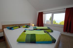 3 camas en una habitación con ventana en Apartments Villa Natali - Heating Pool, en Trogir 108 fotos más