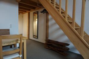eine Holztreppe in einem Zimmer mit Spiegel in der Unterkunft Hotel Alter Hafenspeicher in Stralsund