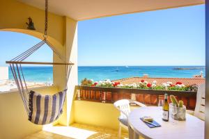 balcón con mesa, sillas y vistas al océano en Beach House, en Sesimbra