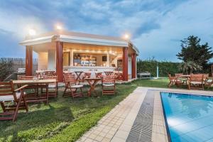 Bazén v ubytovaní Alonia Hotel Apartments alebo v jeho blízkosti