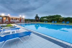 Bazén v ubytovaní Alonia Hotel Apartments alebo v jeho blízkosti