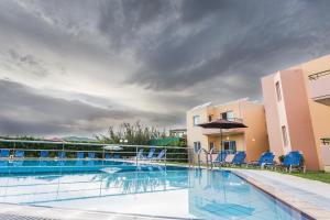 Bazén v ubytovaní Alonia Hotel Apartments alebo v jeho blízkosti